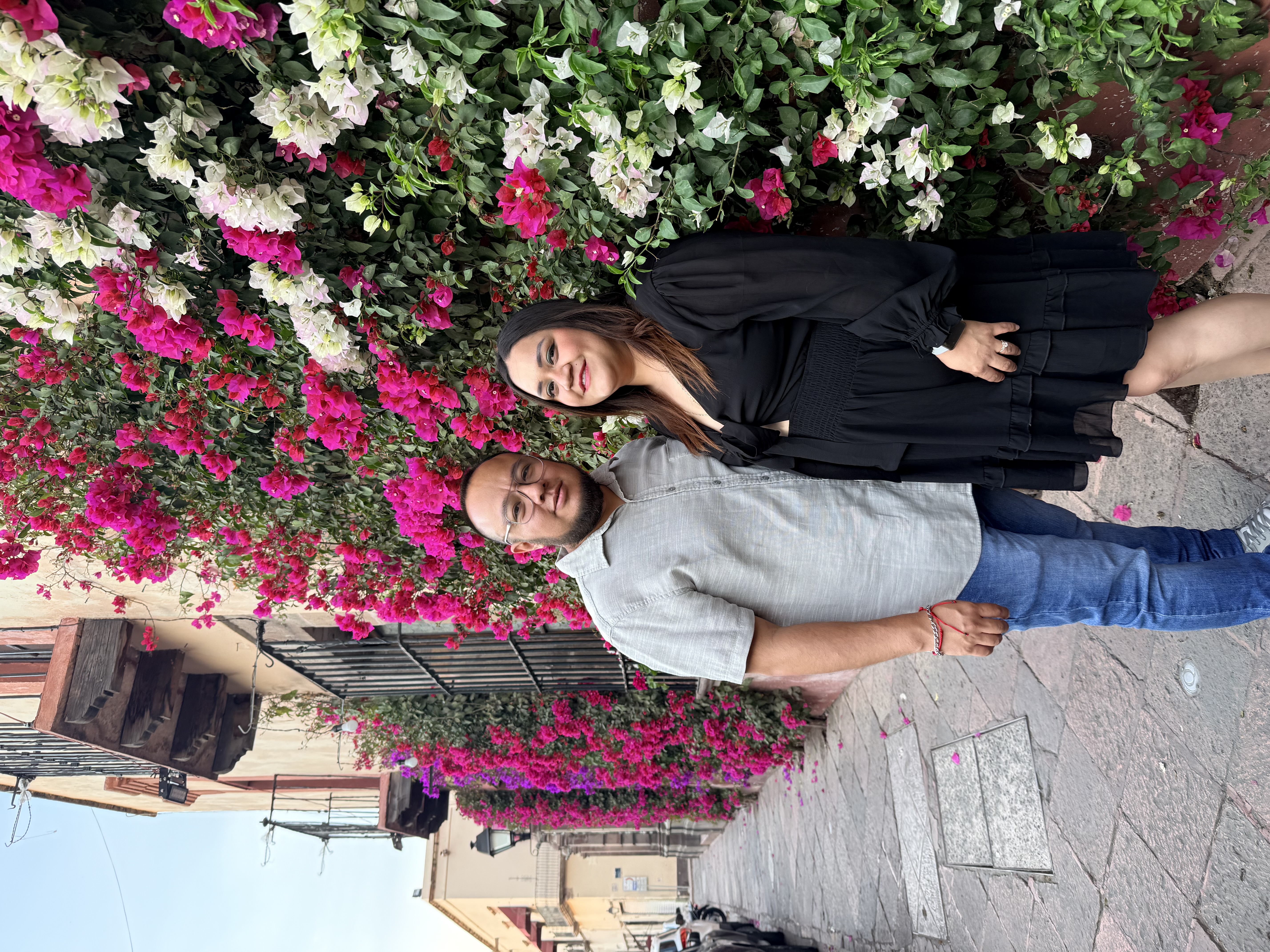 Pareja de novios tomados de la mano